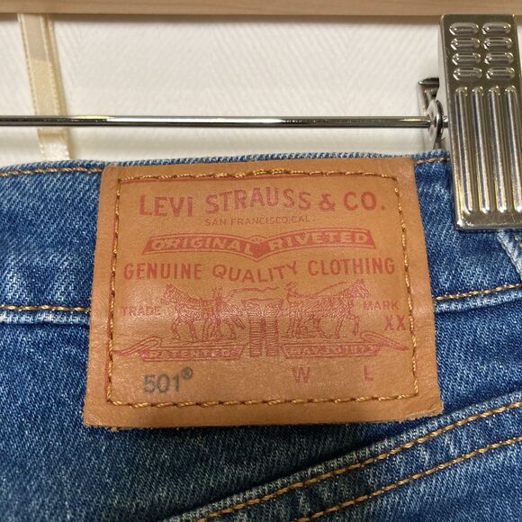 Levi's 501 Original Fit Jeans Womens Size W26 L28 Chewed Hem Blue Distressed - Picture 15 of 15